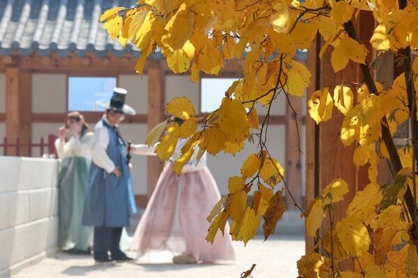Foreign tourists visiting Gyeongbokgung Palace. Photo by Yonhap News.