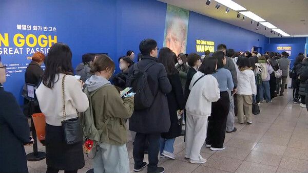 사진=HMG그룹 주최 '불멸의 화가 반 고흐전' 을 찾은 관람객