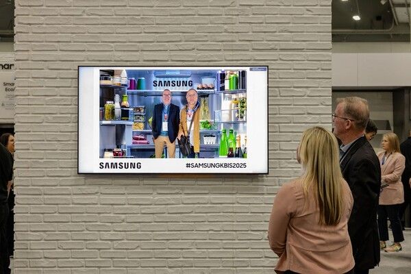 ▲ KBIS 2025 삼성전자 전시장을 찾은 관람객들이 냉장고 속 다양한 식재료를 배경으로 이색적인 사진을 남길 수 있는 포토 부스를 체험하고 있다.. 사진=삼성전자