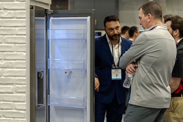 ▲ KBIS 2025 삼성전자 전시장을 찾은 관람객들이 비스포크 가전을 체험하고 있다.. 사진=삼성전자