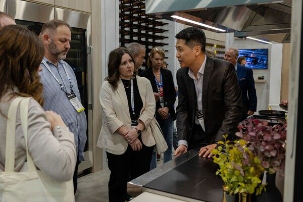 ▲ KBIS 2025 삼성전자 전시장을 찾은 관람객들이 비스포크 가전을 체험하고 있다.. 사진=삼성전자