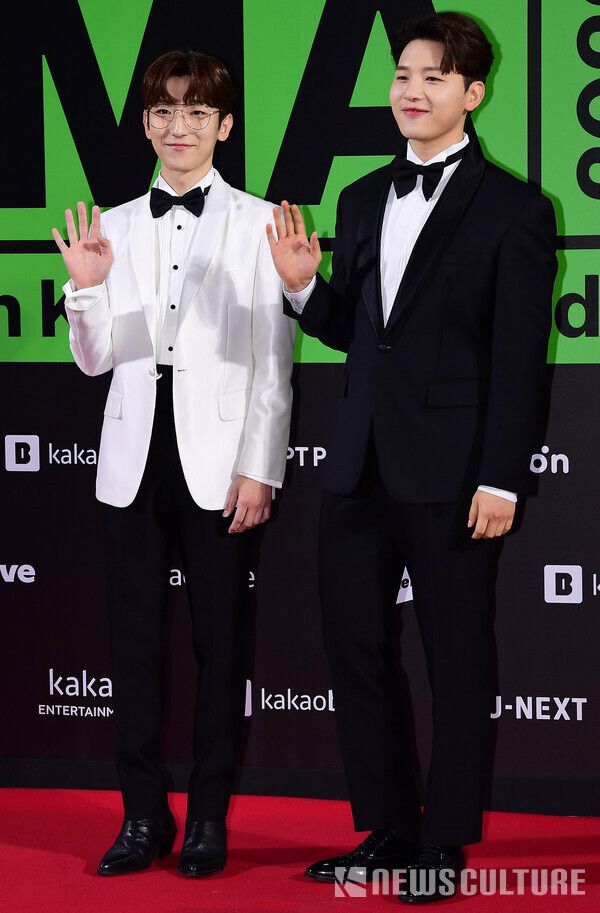 멜로망스가 26일 오후 서울 구로구 고척스카이돔에서 열린 '2022 멜론뮤직어워즈'(MMA2022) 레드카펫 행사에 참석해 포즈를 취하고 있다. 사진=뉴스컬처