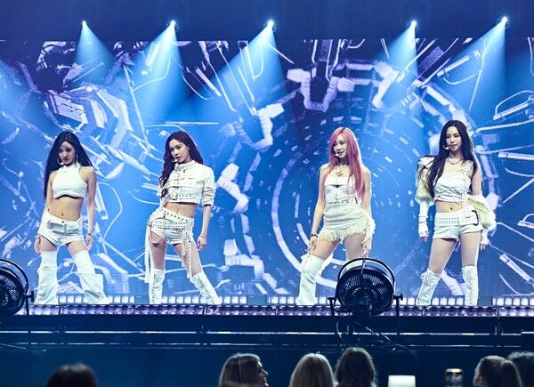 에스파 _빌보드 위민 인 뮤직 2025_ 무대 이미지. 사진=Billboard