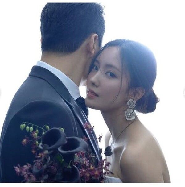 효민(오른쪽)과 예비신랑의 모습.. 사진=효민 SNS