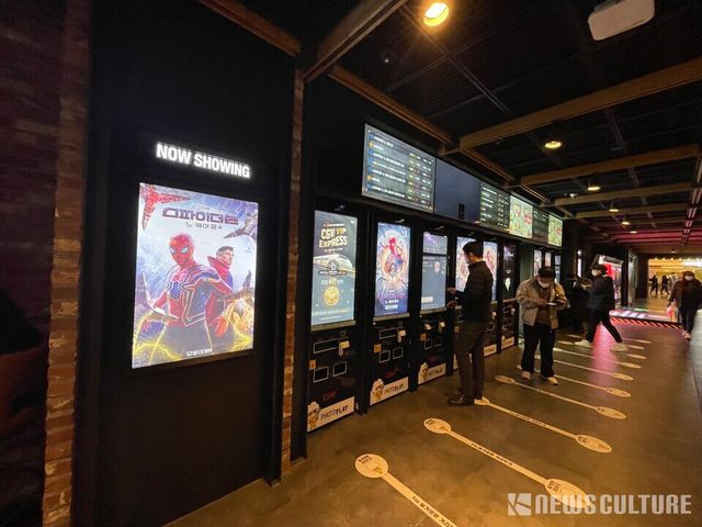 서울 용산구에 위치한 한 영화관에서 관객들이 키오스크를 이용해 티켓을 발권하고 있다. 사진=뉴스컬처