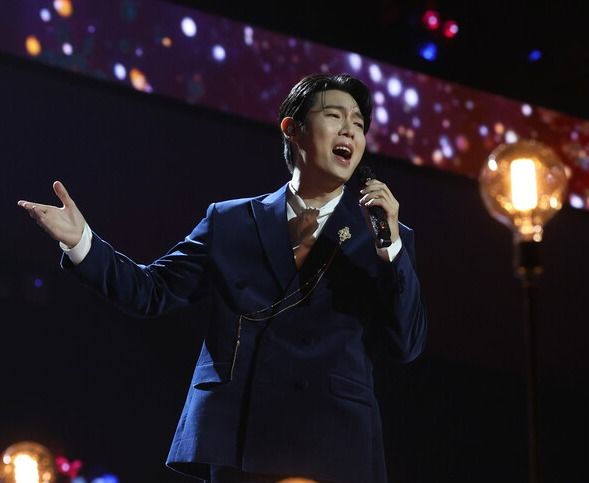 '2024 SBS 트롯대전' 무대에 오른 손태진. 사진=SBS