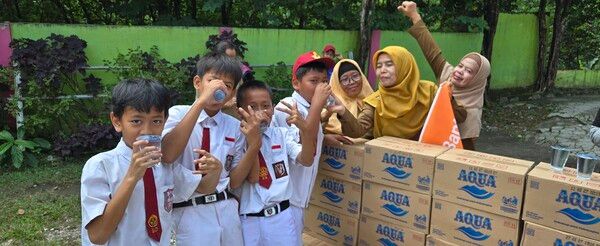 인도네시아 보고르주 센뚤시티 바바칸마당 마을 기부 현장_(사)해피피플 박동현대리와 바바칸마당 마을 아이들. 사진=인포뱅크