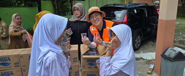 인도네시아 보고르주 센뚤시티 바바칸마당 마을 기부 현장_(사)해피피플 박동현대리와 바바칸마당 마을 아이들. 사진=인포뱅크