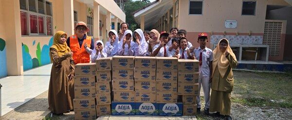 인도네시아 보고르주 센뚤시티 바바칸마당 마을 기부 현장_(사)해피피플 박동현대리와 바바칸마당 마을 아이들. 사진=인포뱅크