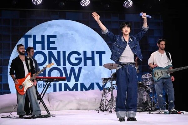 방탄소년단 진_팰런쇼. 사진=Todd Owyoung/NBC