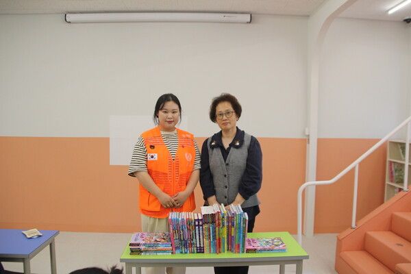 (사)해피피플 고은솔주임과 센터장님. 사진=스타투