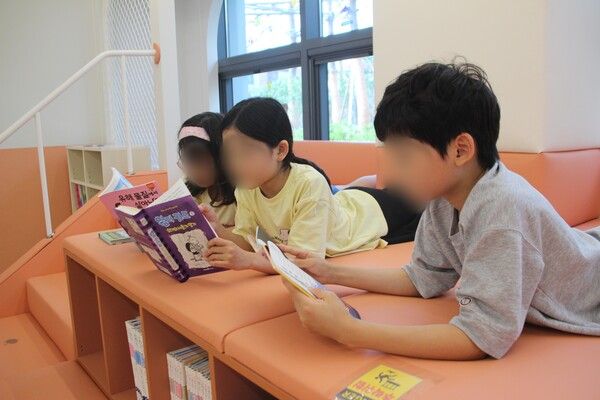 책읽는 우리동네키움센터아이들. 사진=스타투