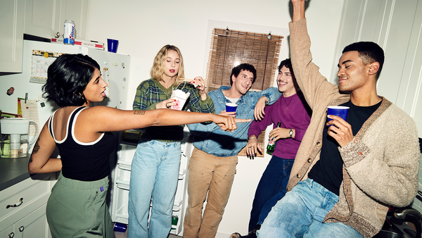 '어른들'. 사진=디즈니+