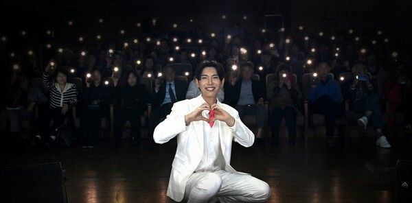 팬들과 함께 한 컷. 사진=큰길로 엔터테인먼트