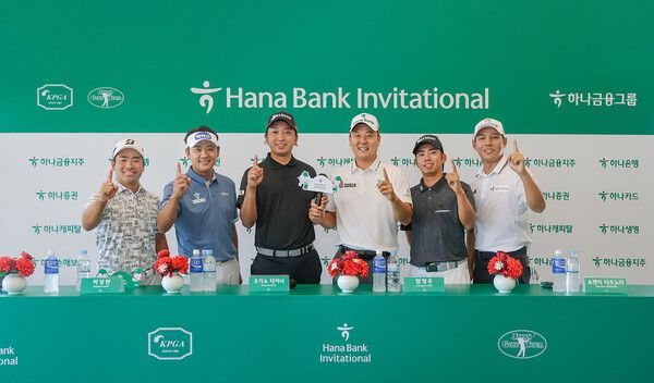기념촬영을 하고있는 히가 카즈키, 박상현, 오기소 타카시, 함정우, 쇼겐지 다쓰노리, 문도엽. 사진=KPGA