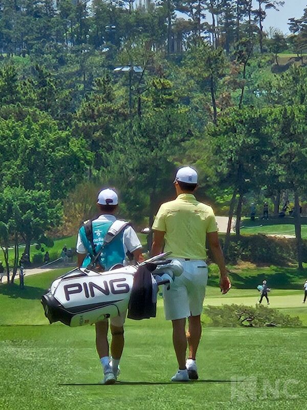 김비오 선수(우측)가 캐디와 코스를 이종중이다./사진= 김재성 기자&nbsp;kisng102@knewscorp.co.kr