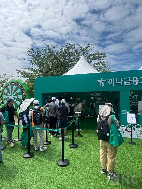 '하나은행 인비테이셔널' 더헤븐 리조트에 마련 된 이벤트존을 즐기고 있는 갤러리들. 사진=뉴스컬처DB