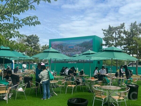 '하나은행 인비테이셔널' 더헤븐 리조트에 마련 된 이벤트존을 즐기고 있는 갤러리들. 사진=뉴스컬처DB
