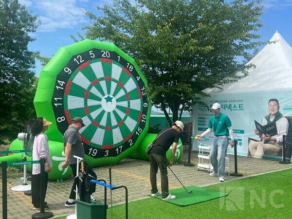 '하나은행 인비테이셔널' 더헤븐 리조트에 마련 된 이벤트존을 즐기고 있는 갤러리들. 사진=뉴스컬처DB