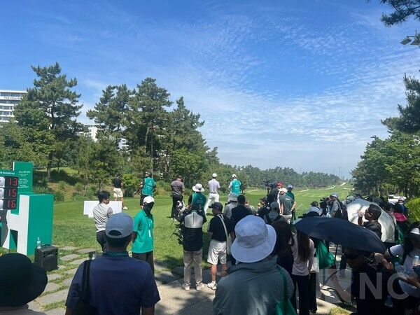 '하나은행 인비테이셔널' 최진호, 이형준 등을 보기 위해 몰려든 갤러리들. 사진=뉴스컬처DB