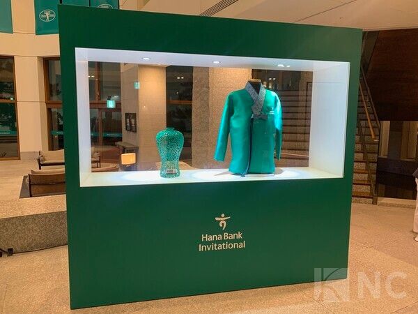 ‘하나은행 인비테이셔널’의 우승자 키트. 주최 측은 대회 의미와 취지 등을 반영해 &nbsp;우승자의 상징인 트로피와 자켓을 한국 문화의 전통성을 상징하는 도자기와 한복으로 제작했다./사진= 데헤븐리조트 제공.