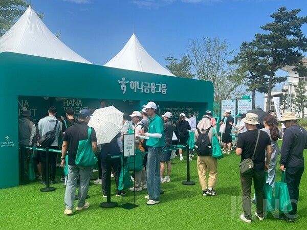 '하나은행 인비테이셔널' 더헤븐 리조트에 마련 된 이벤트존을 즐기고 있는 갤러리들. 사진=뉴스컬처DB
