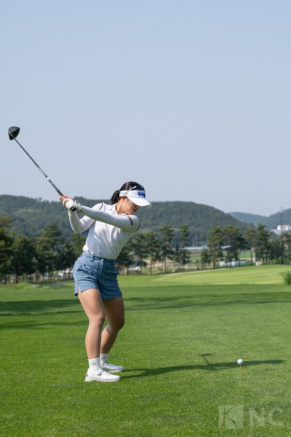 프로암 대회에서 힘찬 샷을 날리는 전효민. 사진=뉴스컬처