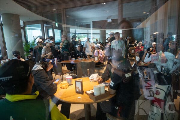 '더헤븐 마스터즈' 첫날 경기가 강풍과 강우로 중단되자 선수들이 클럽하우스에 들어와 대기를 하고 있다. 사진=뉴스컬처