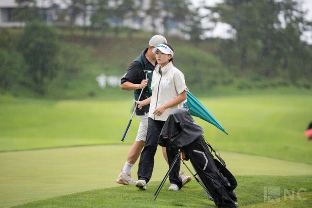 권은 선수가 '더헤븐 마스터즈 2025' 1라운드 우천 경기에서 퍼팅 샷을 선보인뒤 코스를 이동하고 있다/ 사진= 김산 뉴스컬처 기자 san@nc.press