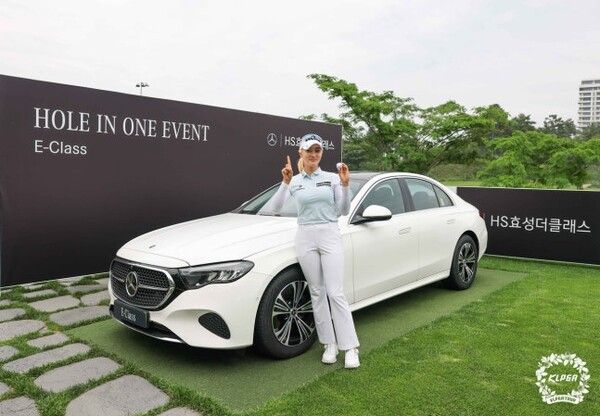 윤선정이 '더헤븐 마스터즈' 2라운드 경기에서 홀인원을 기록하며 벤츠 E200 AV 차량을 부상으로 받고 포즈를 취하고 있다. 사진=KLPGA