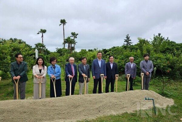 조용근 석성일만사랑회 설립자(중앙)가 중증장애인을 위한 다목적교육관 건립을 위한 착공식에서 참석자들과 기념촬영에 임하고 있다/ 사진= 석성일만사랑회 제공.