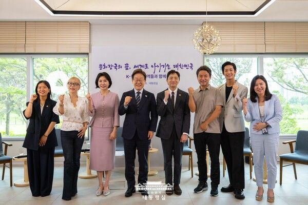 대한민국 문화예술계를 대표하는 인물들이 대통령실에 모였다. 지난 6월 30일 오후 2시, 대통령실 파인그라스에서 ‘문화강국의 꿈, 세계로 나아가는 대한민국’을 주제로 특별한 간담회가 열렸다. 간담회 후 참석자와 기념 촬영을 진행하는 이재명 대통령. 사진=대통령실