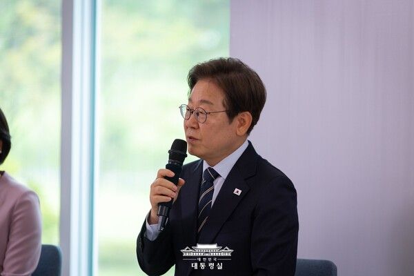 대한민국 문화예술계를 대표하는 인물들이 대통령실에 모였다. 지난 6월 30일 오후 2시, 대통령실 파인그라스에서 ‘문화강국의 꿈, 세계로 나아가는 대한민국’을 주제로 특별한 간담회가 열렸다. 사진=대통령실