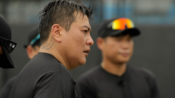 폭염 속 추가 훈련을 제의하는 열정을 보인 김태균 선수. 사진=최강야구