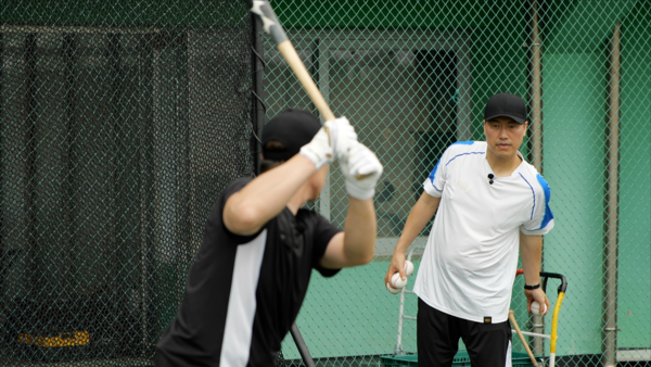 선수들의 훈련을 지켜보는 장성호 코치. 사진=최강야구