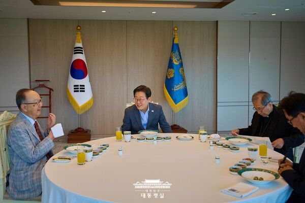 이재명 대통령이 10일 시민사회 원로인 함세웅 신부, 백낙청 서울대 명예교수와 오찬을 함께하며 국정 전반에 대한 조언을 청취했다. 사진=대통령실