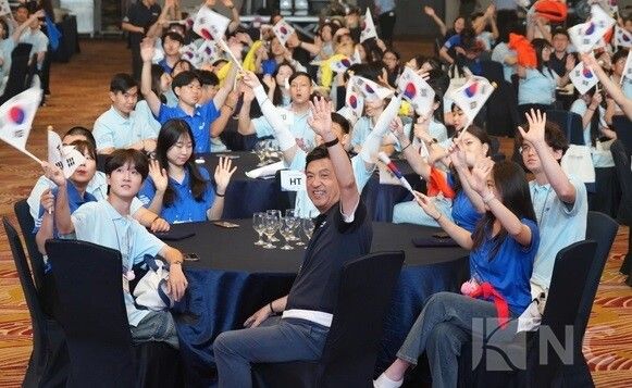 김영근(중앙) 재외동포협력센터장이 지난해 행사에서 프로그램 참여 학생들과 함께 한 기념촬영에 포즈를 취하고 있다./ 사진= 재외동포협력센터 제공.