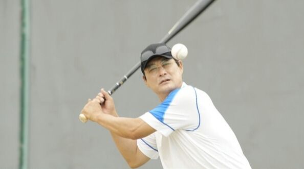 직접 펑고 배트를 들고 선수들을 지도하는 이종범 감독. 사진=최강야구