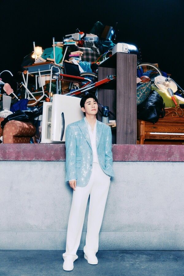 ‘주시고 (Juicy Go) (Duet with 김연자)’ 두 번째 콘셉트 포토. 사진제공=어비스컴퍼니