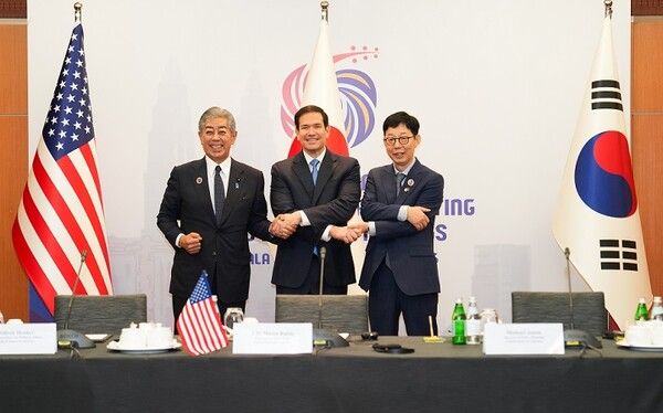 한미일 3국은 말레이시아 쿠알라룸푸르에서 11일 오전 외교장관회의을 개최했다. 사진은 회의에 앞서 악수하는 박윤주 외교부 제1차관(오른쪽)과 마르코 루비오 미국 국무장관(가운데), 이와야 다케시 일본 외무대신의 모습. 사진=외교부