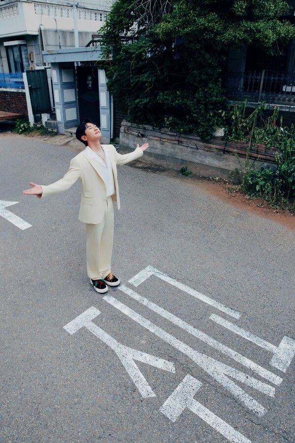 ‘주시고 (Juicy Go) (Duet with 김연자)’ 두 번째 콘셉트 포토. 사진제공=어비스컴퍼니