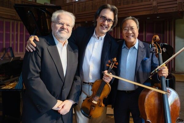 첼리스트 요요마(오른쪽), 피아니스트 에마누엘 악스(왼쪽), 바이올리니스트 레오니다스 카바코스(가운데) – 세 거장이 함께하는 ‘Beethoven for Three’ 프로젝트의 네 번째 앨범이 8월 발매된다. © Sony Classical