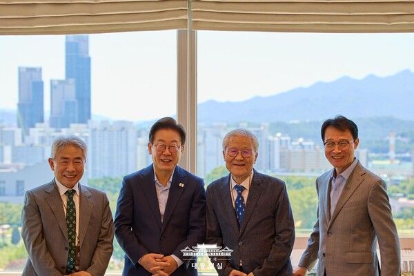 이재명 대통령이 11일 조갑제 조갑제닷컴 대표, 정규재 펜앤드마이크 대표 등 보수 성향 원로 언론인들과 오찬을 갖고 국민 통합과 국정 운영 방향에 대해 의견을 나눴다. 사진=대통령실