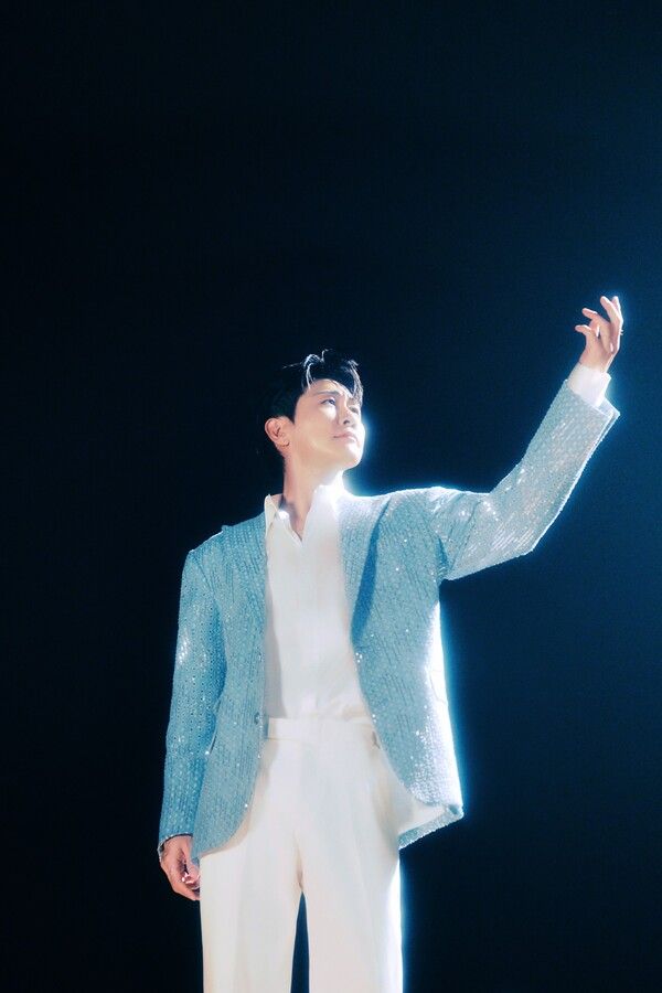 ‘주시고 (Juicy Go) (Duet with 김연자)’ 두 번째 콘셉트 포토. 사진제공=어비스컴퍼니