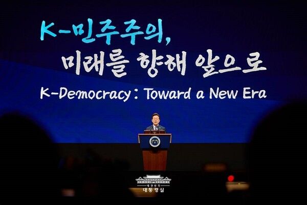 이재명 대통령이 지난 13일 서울 강남구 코엑스에서 열린 2025 세계정치학회(IPSA) 서울총회 개막식에서 기조연설을 하고 있다. 사진=대통령실