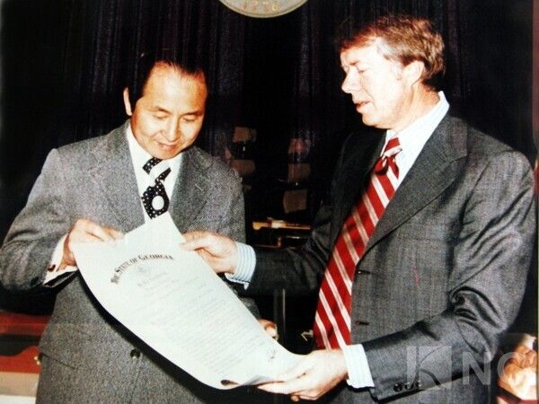 김장환(왼쪽) 목사가 1971년 지미 카터 전 대통령이 당시 미국 조지아 주지사로 재임 중이던 시절 그의 집무실에서 대화를 나누고 있다/ 사진= 극동방송 제공.