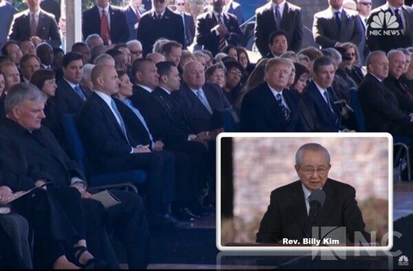 김장환 목사(극동방송 이사장)가 2018년 故빌리 그레이엄 목사의 장례식에서 맨 앞줄에 자리한 트럼프 미국 대통령과 마크 펜스 부통령 등 주요 내빈들이 경청하는 가운데 추도사를 낭독하고 있다/ 사진= 美NBC방송 갈무리.