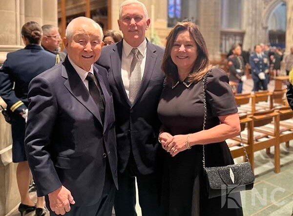 지난 1월 김장환 목사(우측)가 지미 카터 전 미국 대통령의 장례식에 마이크 펜스 전 부통령 부부와의 기념촬영에 포즈를 취하고 있다/ 사진= 극동방송 제공.