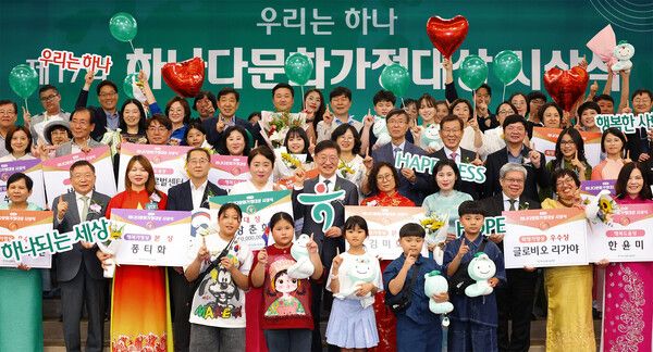 이승열 하나금융나눔재단 이사장(사진 두번째줄 왼쪽에서 여섯번째)이 수상자 가족들과 기념 촬영을 하고 있다. 사진=하나금융