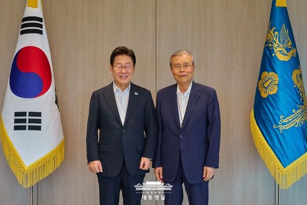 이재명 대통령과 김종인 전 국민의힘 비상대책위원장이 17일 낮 서울 모처에서 오찬 회동을 갖고 주요 경제 현안과 외교 과제에 대한 폭넓은 의견을 교환했다. 사진=대통령실